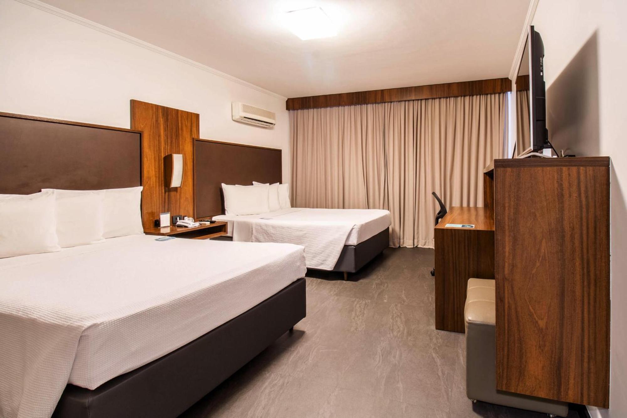 Hotel Deville Business Maringá Buitenkant foto